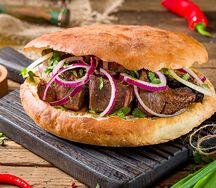 Шашлык из говяжьей печени в хлебе