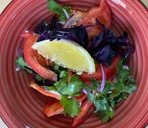 Салат с помидорами и базиликом