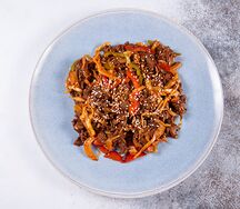 Говядина, обжаренная в остром соусе с рисом