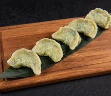 Вареные пельмени с креветочным фаршем, джусаем и яйцом