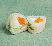 Ролл с лососем и рукколой