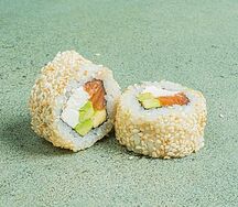 Ролл Филадельфия в кунжуте с авокадо