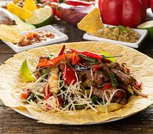 Фахитос с говяжьей вырезкой и соус)