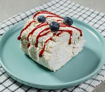 Меренговый рулет с голубикой и фисташками