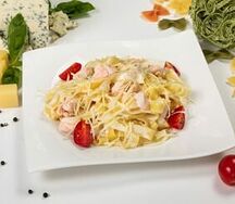Тальятелле с копченым лососем в сливочном соусе