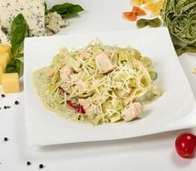 Фетучини с семгой в соусе песто