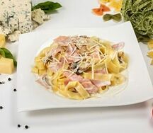 Фетучини с ветчиной и грибами в сливочном соусе