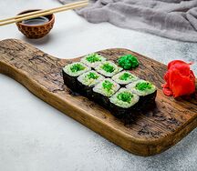 Ролл с чукой и ореховым соусом