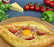 Хачапури по-аджарски с ветчиной и помидорами