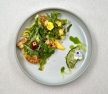 Салат с креветками, огурцами и остро-сладким соусом