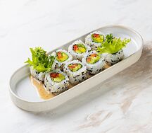 Ролл с овощами и соусом мидори