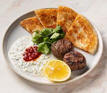 Котлетки кефтедес из баранины с лепешкой роти и соусом дзадзыки