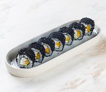Ролл с крабом, манго и авокадо