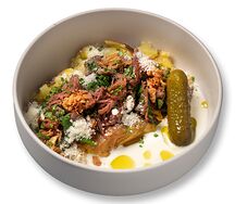 Печеный картофель с говяжьими щечками