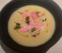 Луковый суп с копченой утиной грудкой