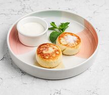 Сырники со сметаной и сгущённым молоком
