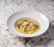 Куриный суп с лапшой и перепелиным яйцом