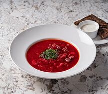 Борщ с черносливом и сметаной