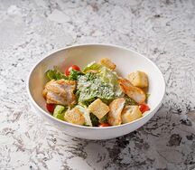 Салат Цезарь с куриной грудкой