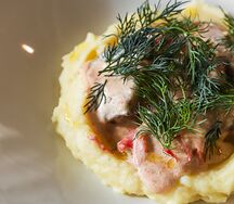 Печень индейки в сливочном соусе с картофельным пюре