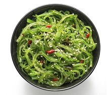 Салат Чука с ореховым соусом