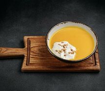 Суп из тыквы с кедровыми орешками и пармезаном