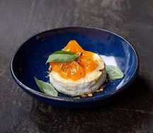 Запеченый камамбер с хурмой