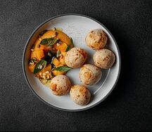 Тыквенный хумус с сырными булочками