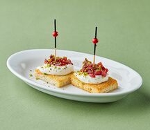 Козий сыр и груша с медом