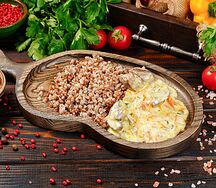 Куриная печень в белом соусе с гречкой