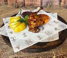 Утиная ножка с запечёнными яблоками и ягодным соусом
