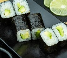 Фирменный ролл с авокадо