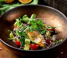 Авокадо-гриль с креветками и овощами