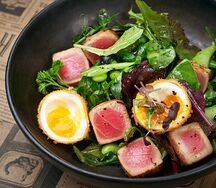 Нисуаз с тунцом и яйцом пашот