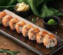 Ролл с опаленным лососем