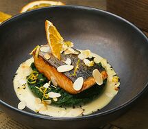 Лосось с корочкой на подушке из шпината