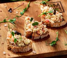 Брускетта с крабом