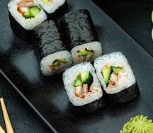 Фирменный ролл с угрём