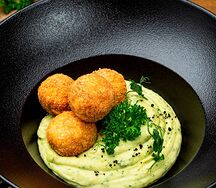 Крабовые боллы с картофельным пюре и соусом песто