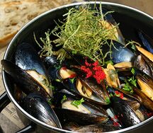 Кастрюлька мидий на белом вине