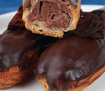 Эклер шоколадный