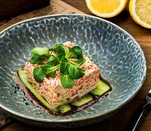 Крабовый салат с соусом унаги