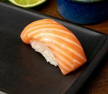 Суши лосось