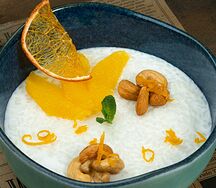 Рисовая каша на кокосовом молоке с орехами и апельсиновой цедрой