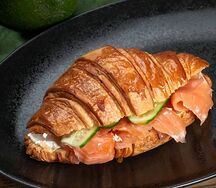 Круассан с лососем