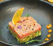 Тартар из тунца на подушке из авокадо