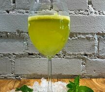 Свежевыжатый яблочный сок