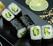 Фирменный ролл с огурцом