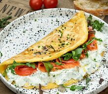 Омлет с лососем и кремом чиз