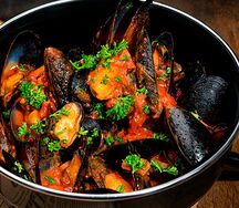 Кастрюлька мидий в соусе Маринара